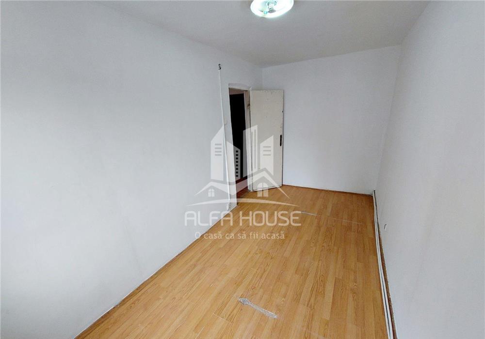 Vand 4 camere, zona Micro 2 , Intim !