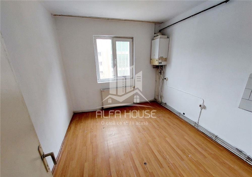 Vand 4 camere, zona Micro 2 , Intim !
