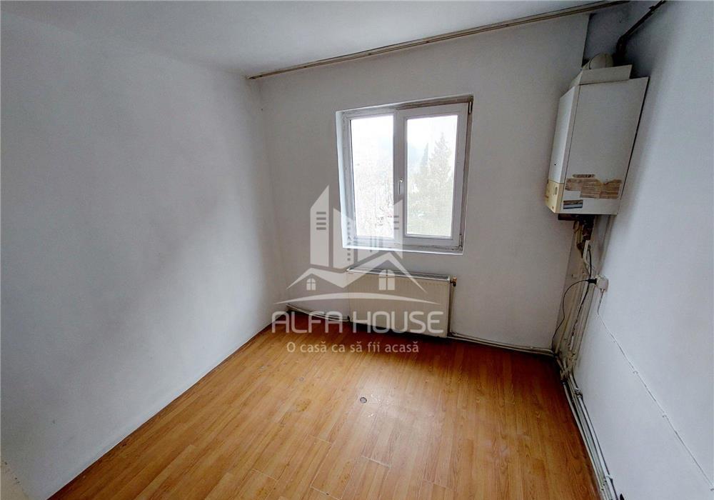 Vand 4 camere, zona Micro 2 , Intim !