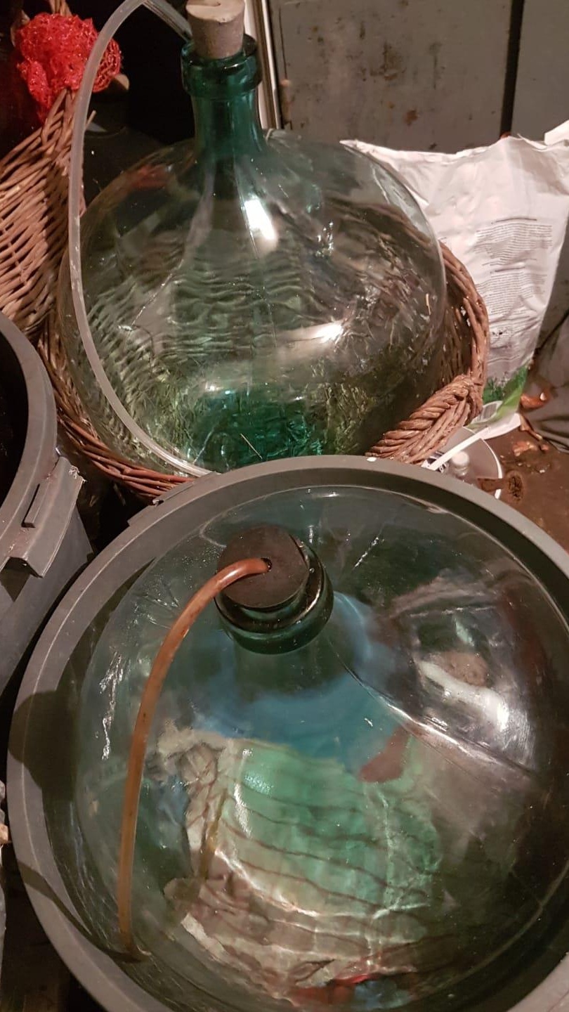 Vând 4 damigene 50l