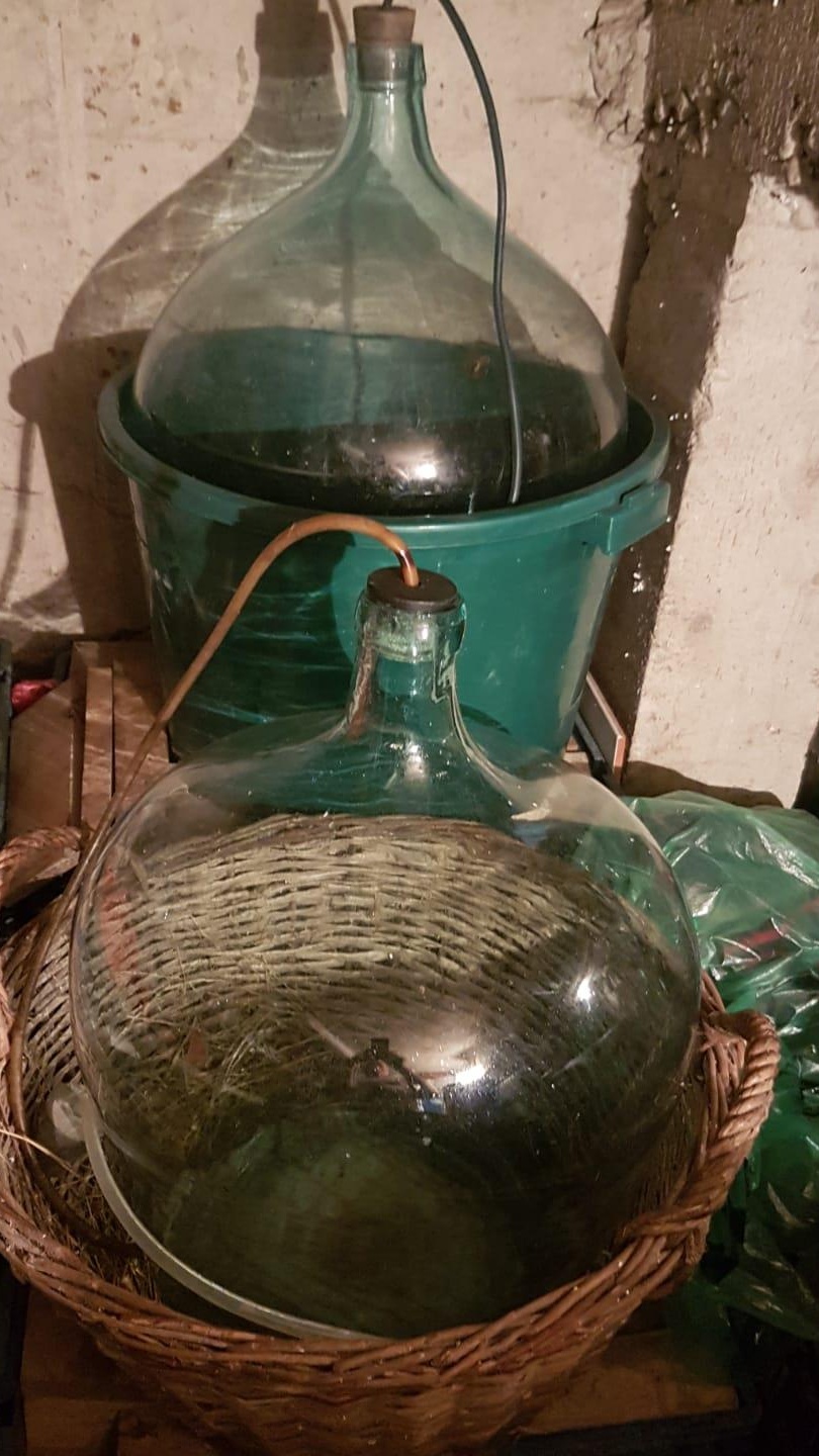 Vând 4 damigene 50l