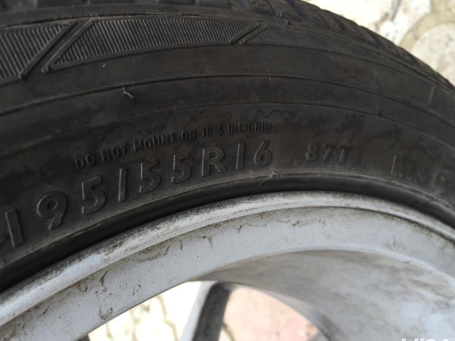 vand 4 jenti aluminiu Mercedes cu patru cauciucuri