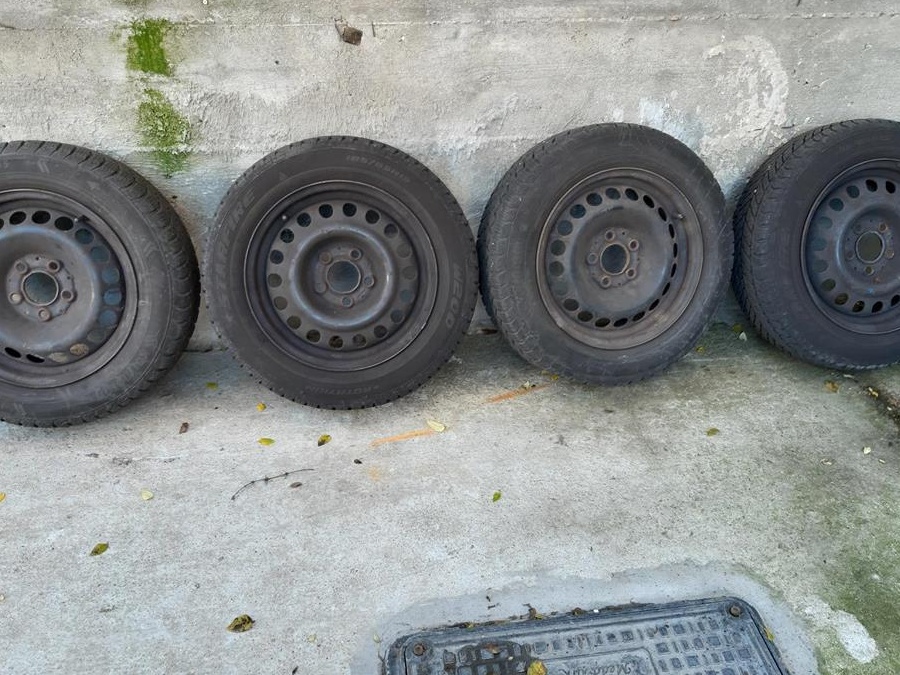 Vand 4 roti cu anvelope STARFIRE 185\65\R15 stare ff buna ,au fost folosite o iarna cu