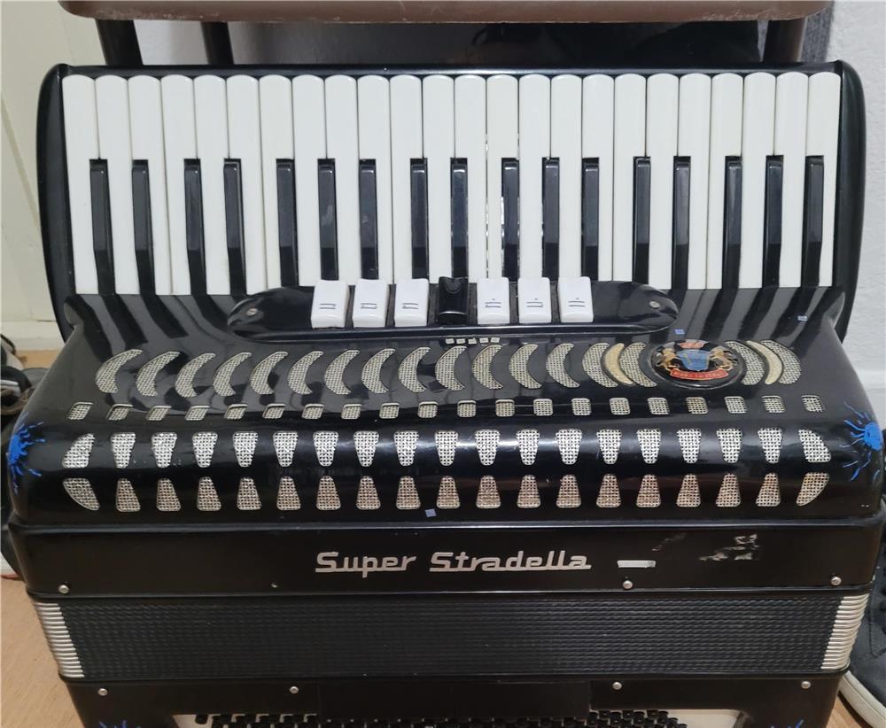 Vând acordeon Italian Super Stradella 120 basi