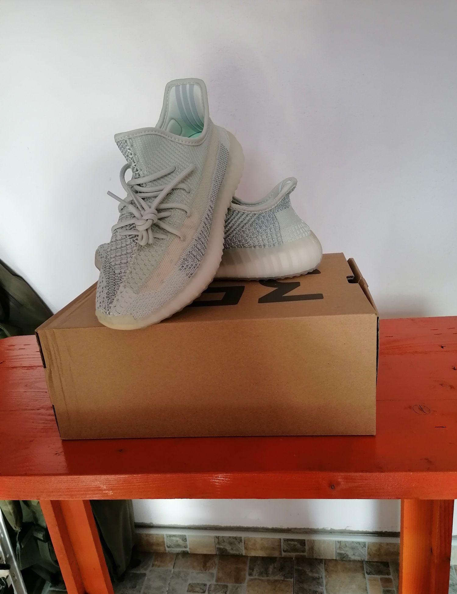 Vând Adidas Yeezy Boost 350 cloud white