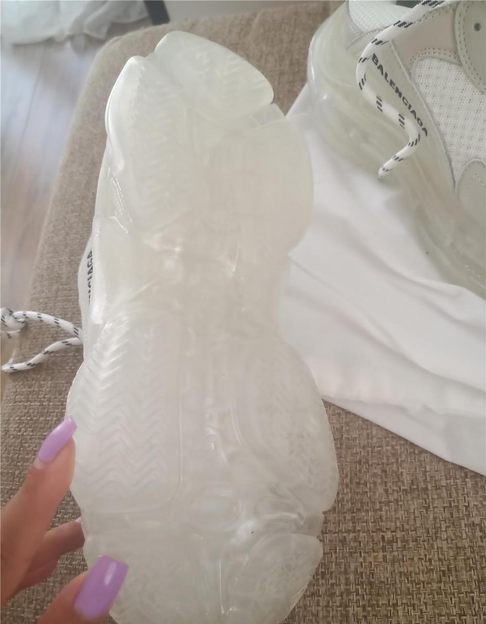 Vand adidași