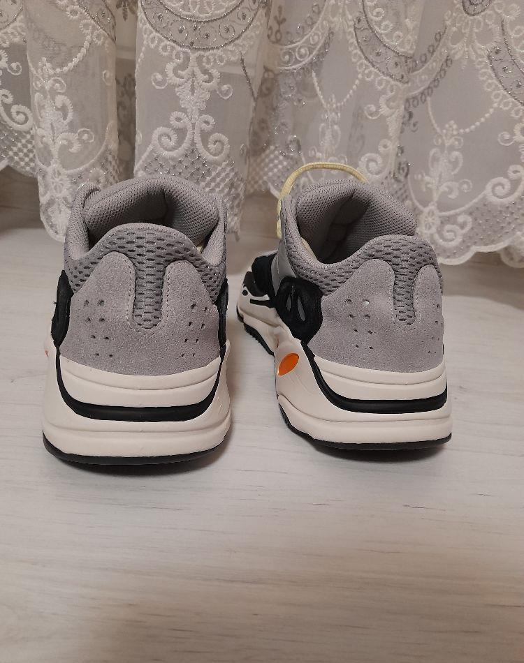 Vănd adidași yeezy boost 700