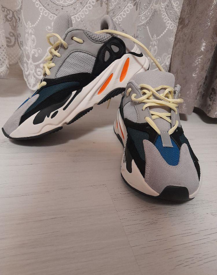 Vănd adidași yeezy boost 700