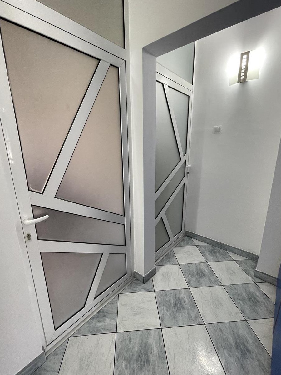 VAND Ap. 3 camere vedere mixta,zona 13 SEPTEMBRIE, Liceu ODOBLEJA
