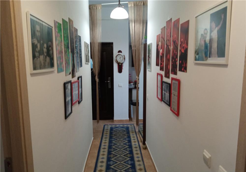 Vând ap. două camere confort I. Preț: 64500 EURO.