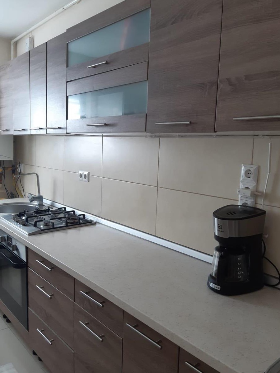 Vând apart Floresti 2 cam decomandate mobilat cu balcon foarte mare etaj 1 + loc parcare cf separat