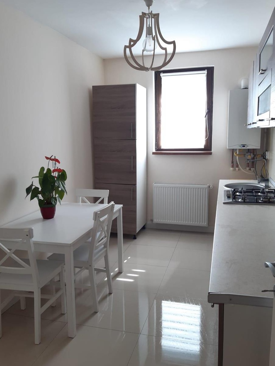 Vând apart Floresti 2 cam decomandate mobilat cu balcon foarte mare etaj 1 + loc parcare cf separat