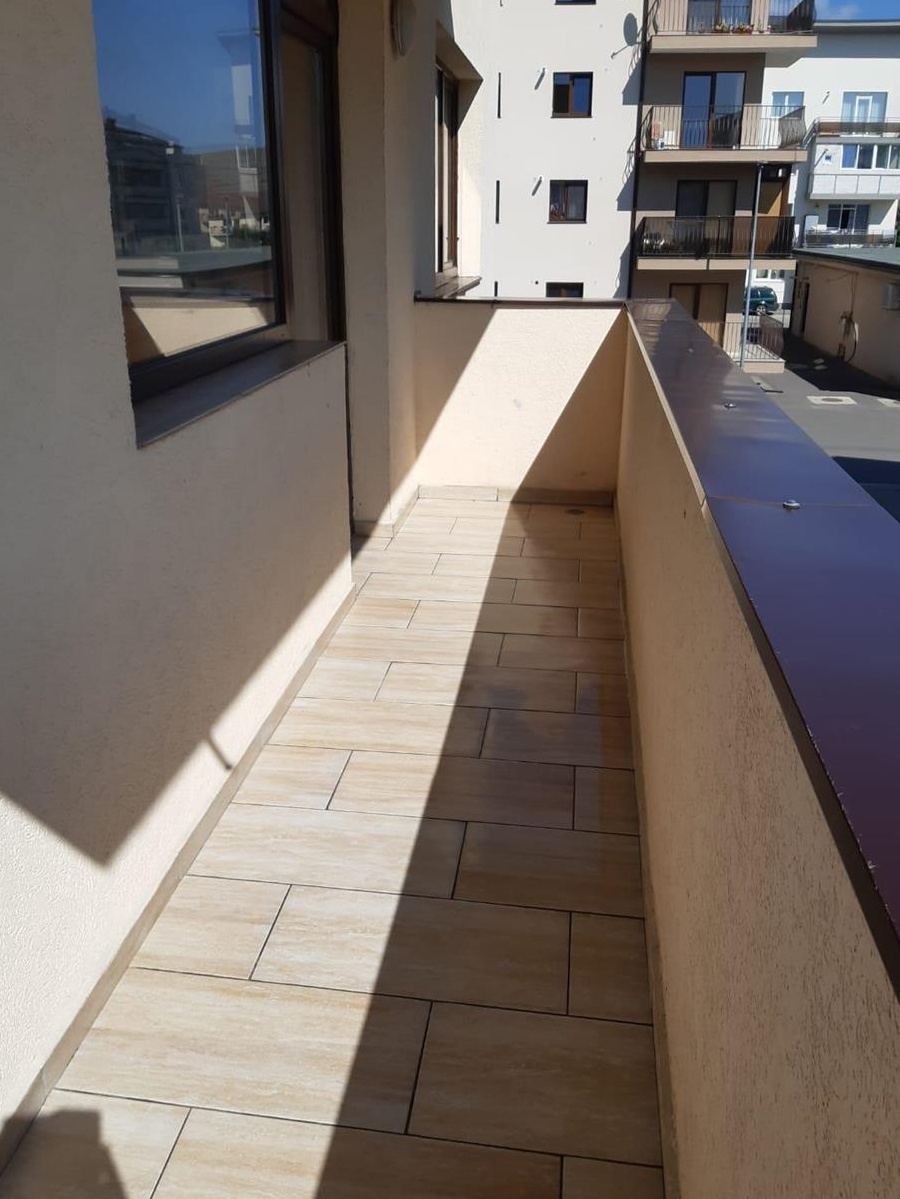Vând apart Floresti 2 cam decomandate mobilat cu balcon foarte mare etaj 1 + loc parcare cf separat
