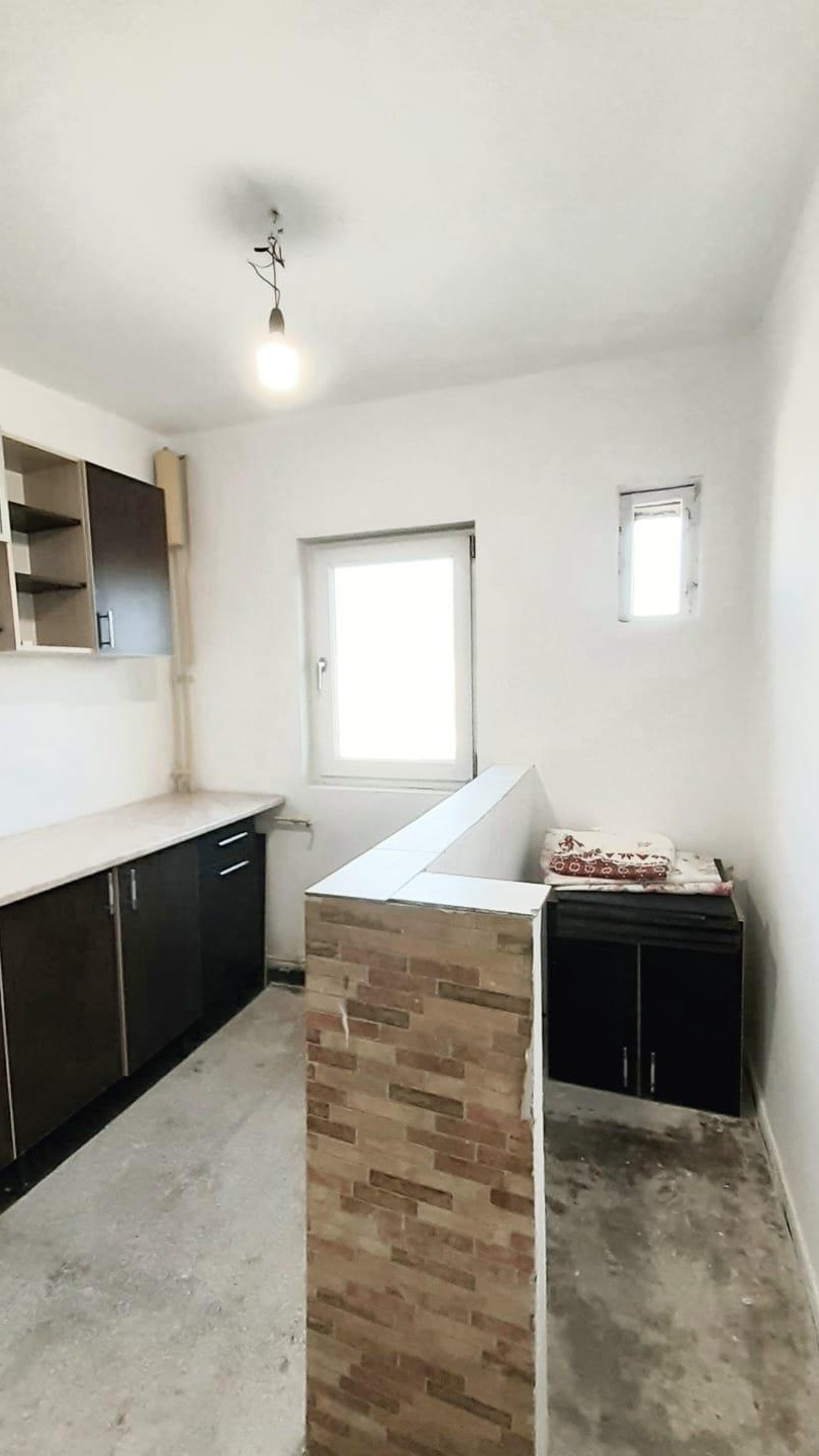 Vând apartament 2 Camere, decomandat 54 mp zona Crihala-Aeroport