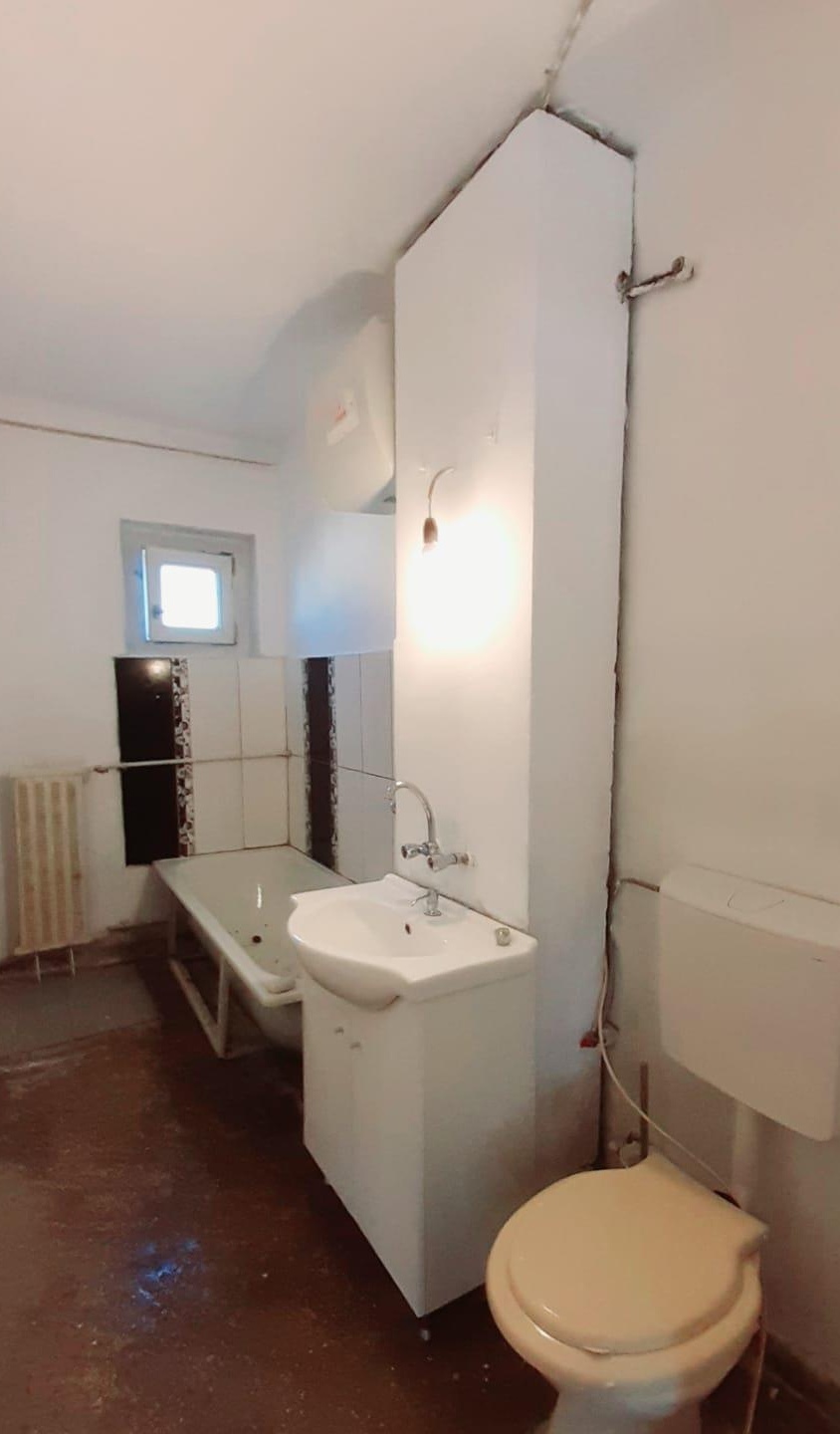 Vând apartament 2 Camere, decomandat 54 mp zona Crihala-Aeroport