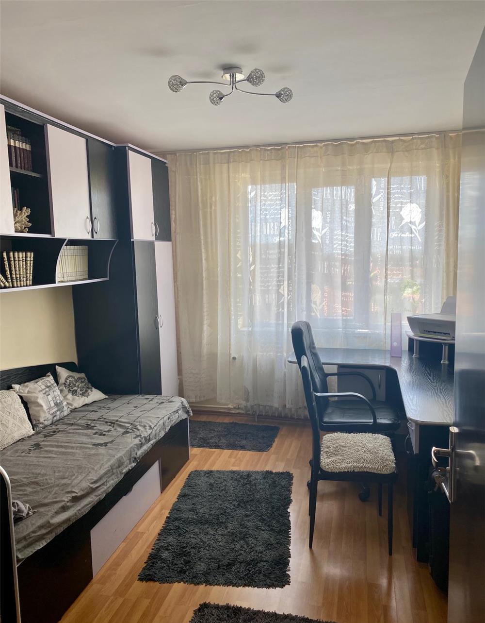 Vand apartament 3 cam tip A , bl Dacia , zona Muzeu, dubla orientare , etaj superior