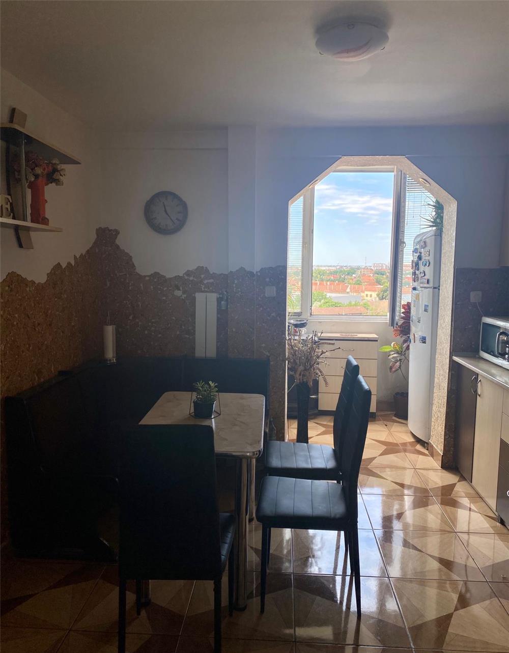 Vand apartament 3 cam tip A , bl Dacia , zona Muzeu, dubla orientare , etaj superior