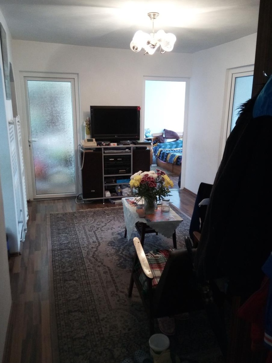 Vand apartament 3 camere decomandat . Sau schimb cu casa .