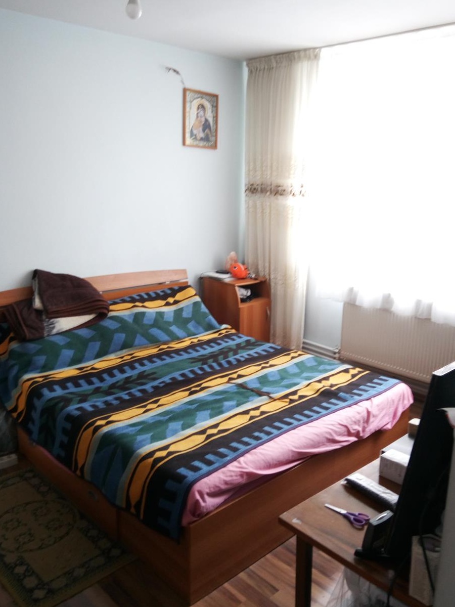 Vand apartament 3 camere decomandat . Sau schimb cu casa .