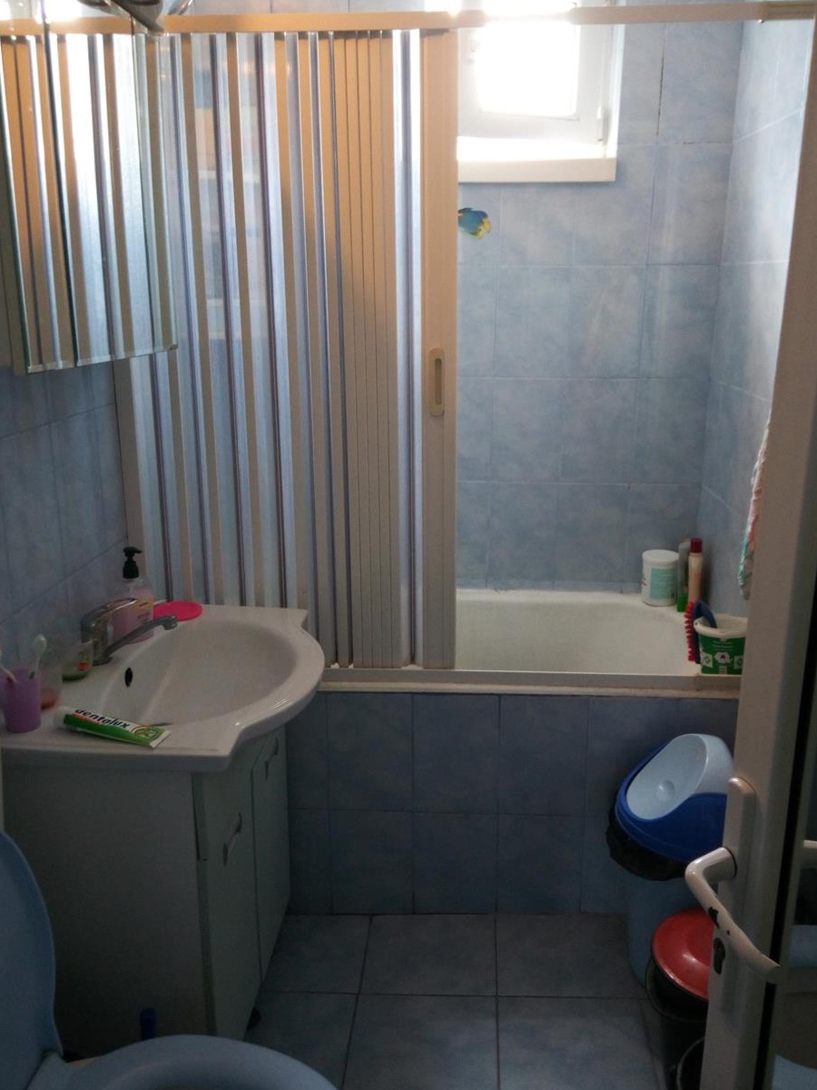 Vand apartament 3 camere decomandat . Sau schimb cu casa .