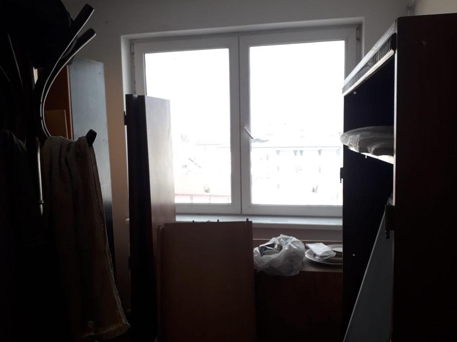 Vând apartament 3 camere decomandate et 4/4 Ploiesti zona Hale
