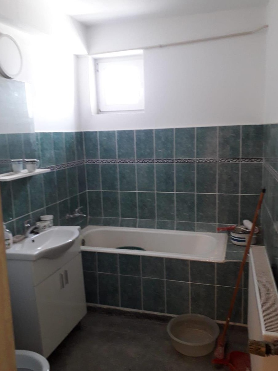 Vând apartament 3 camere decomandate et 4/4 Ploiesti zona Hale