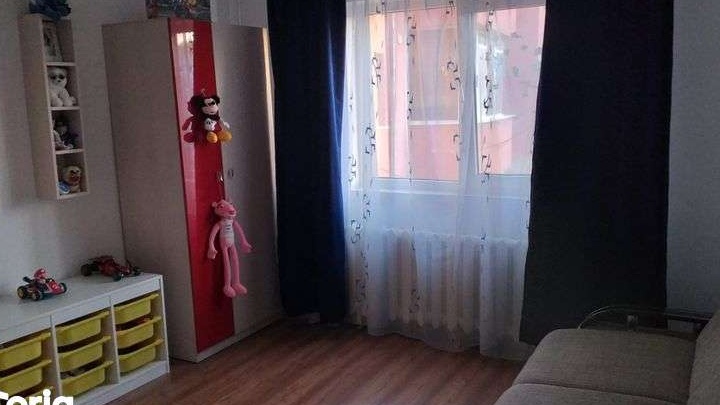 Vând apartament 3 camere + garaj, zona Lipovei