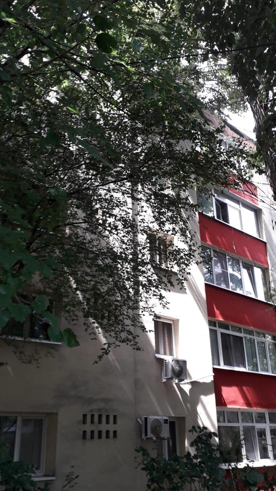 Vând apartament 3 camere sect 4 C'tin Brancoveanu