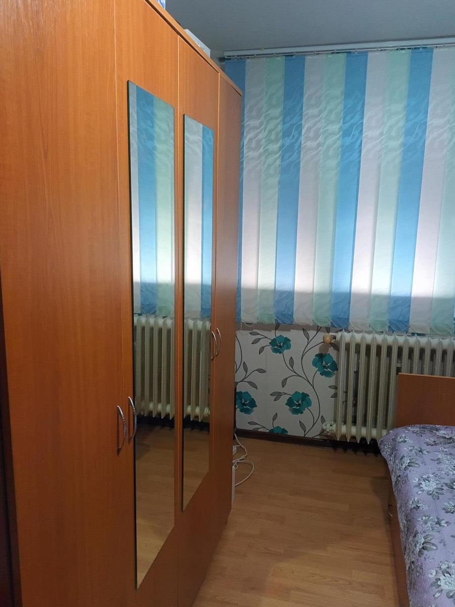 Vând apartament 3 camere sect 4 C'tin Brancoveanu