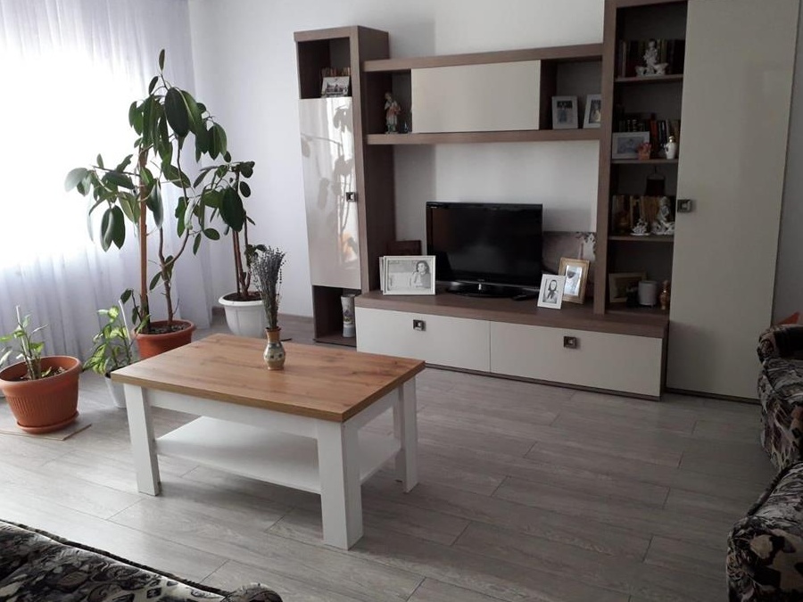 Vand apartament 3 camere zona IRIS-Capsa