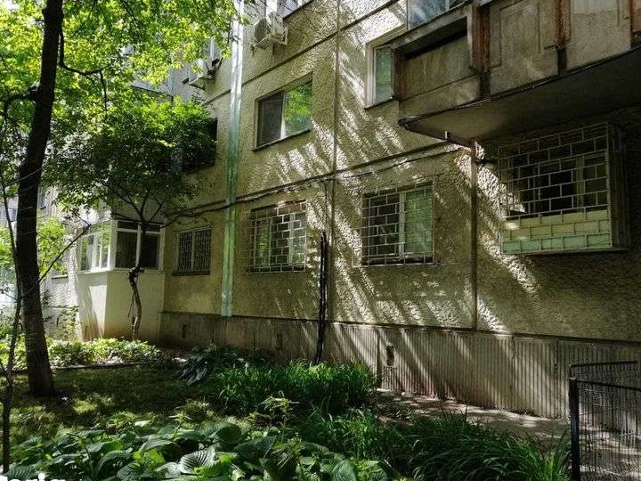 vand apartament 4 camere - 300 m de Metrou Aparatorii Patriei