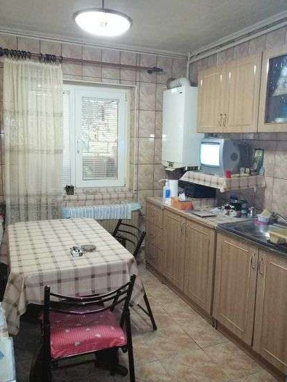 vand apartament 4 camere - 300 m de Metrou Aparatorii Patriei