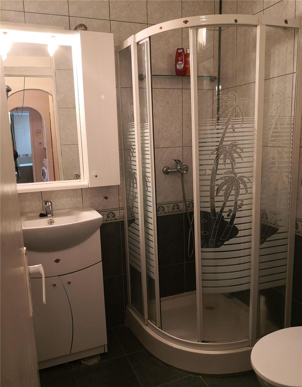Vând apartament, 4 camere, decomandat , etajul 2,90 mp,str Ion Creangă.