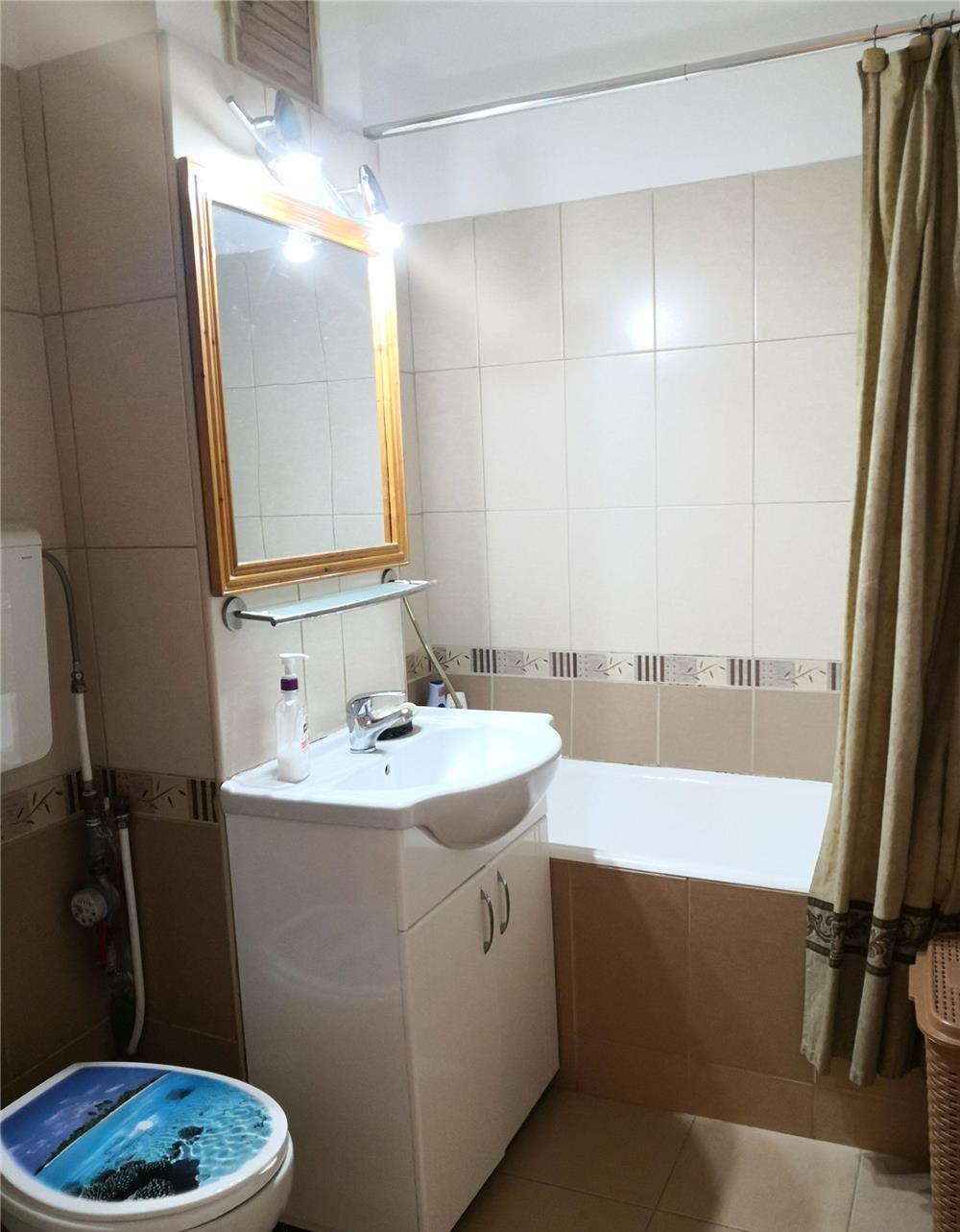 Vând apartament, 4 camere, decomandat , etajul 2,90 mp,str Ion Creangă.