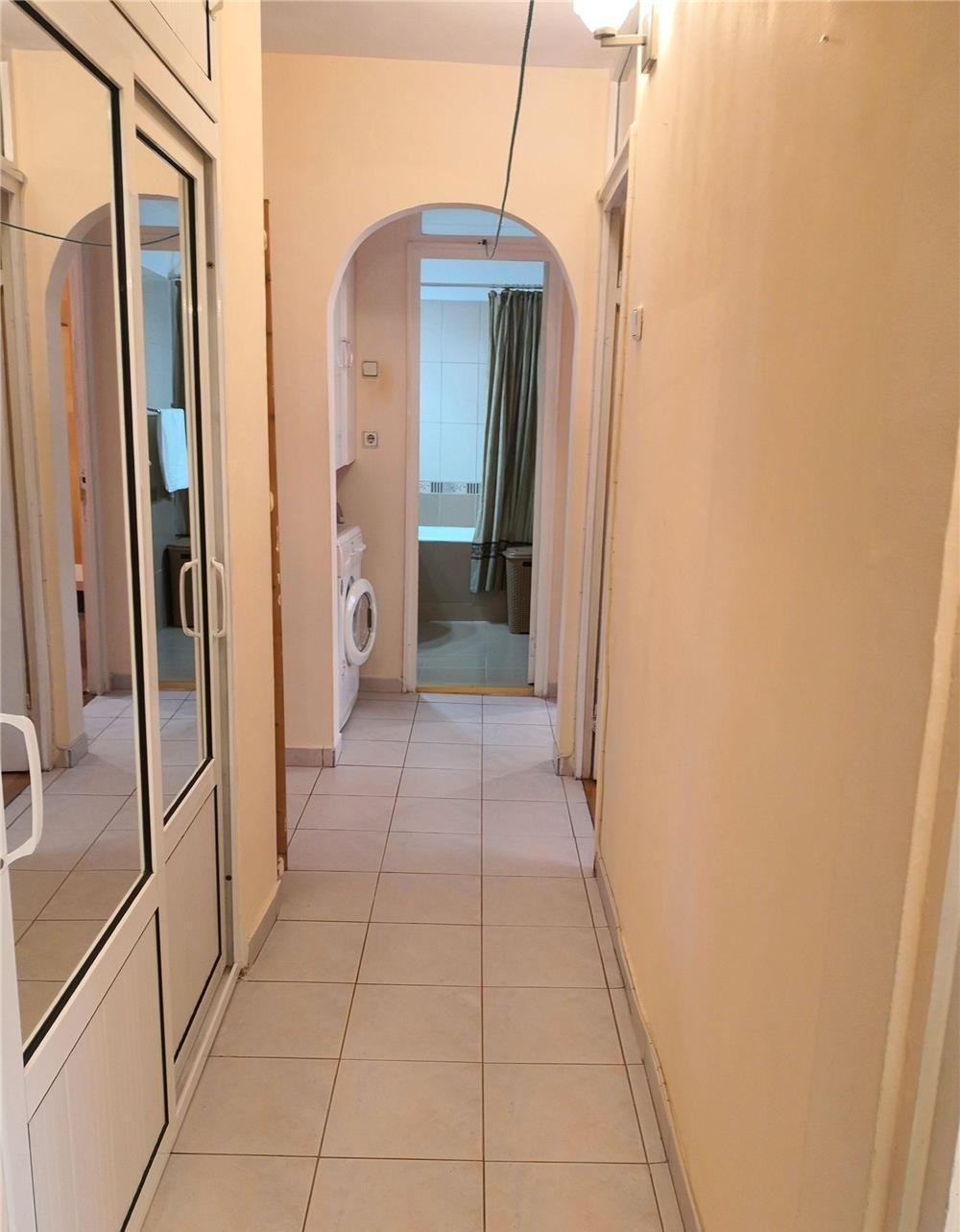 Vând apartament, 4 camere, decomandat , etajul 2,90 mp,str Ion Creangă.
