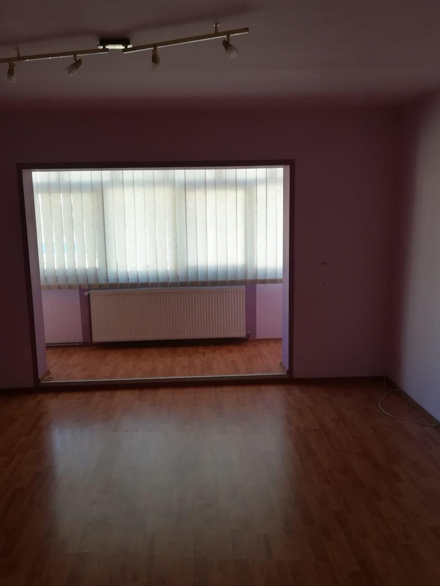 Vând apartament 5 camere