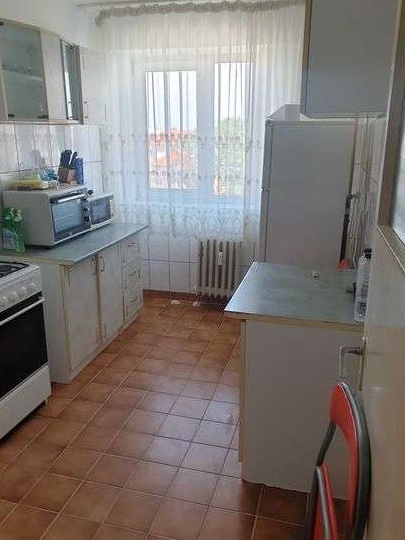 Vand apartament cu 3 camere decomandat la casa de cultura
