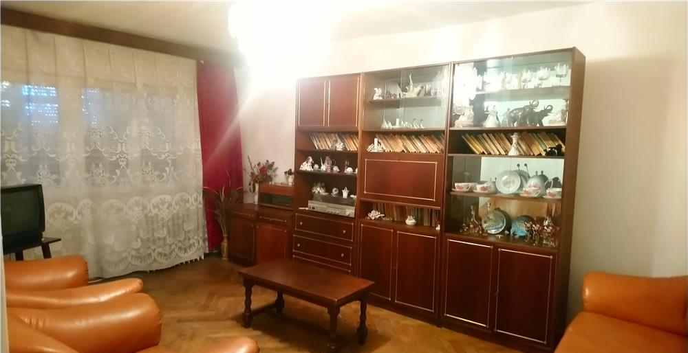 Vand apartament cu 4 camere