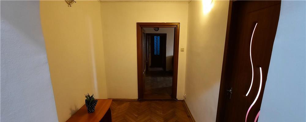 Vand apartament de 3 camere P-ta Rahova(sos.Alexandriei)