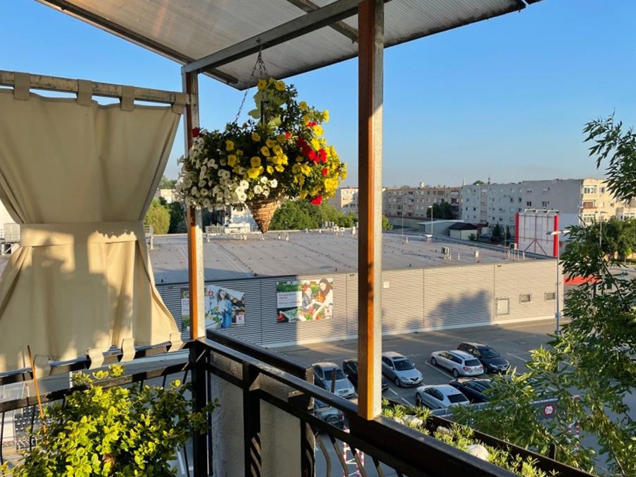 Vând apartament in Carei,Mihai Viteazu II,zona ultracentrală,izolat, 3 camere,