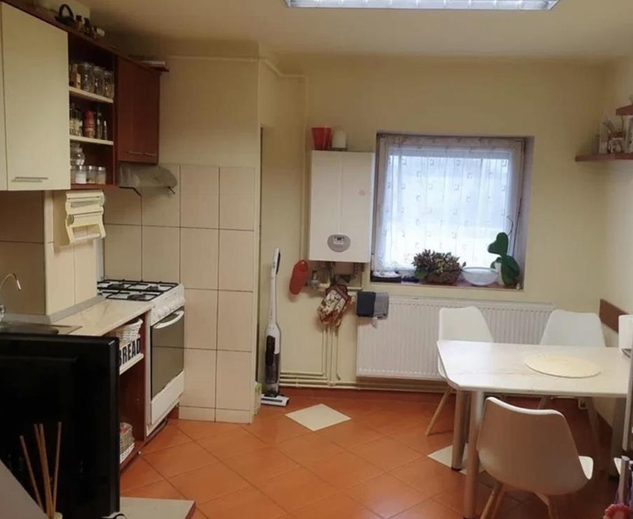 Vând apartament in Carei,Mihai Viteazu II,zona ultracentrală,izolat, 3 camere,