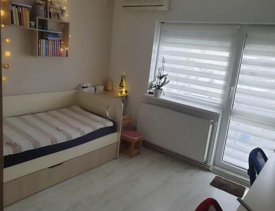 Vând apartament in Carei,Mihai Viteazu II,zona ultracentrală,izolat, 3 camere,