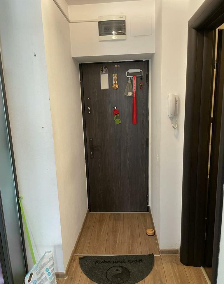 Vand apartament plus curte proprietate