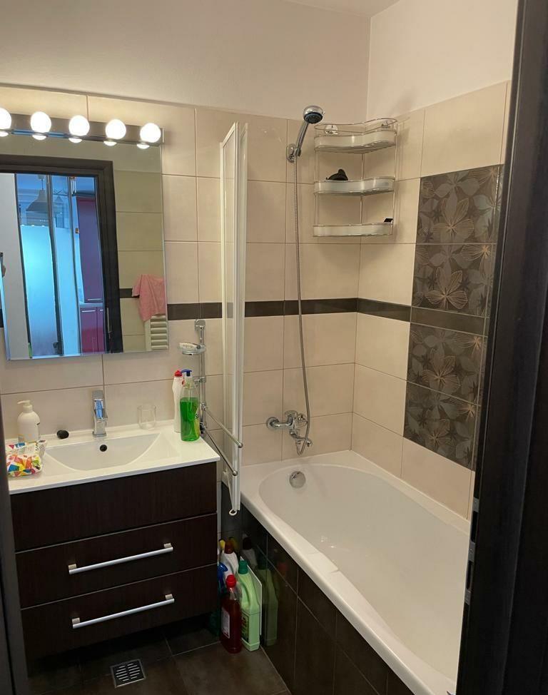 Vand apartament plus curte proprietate