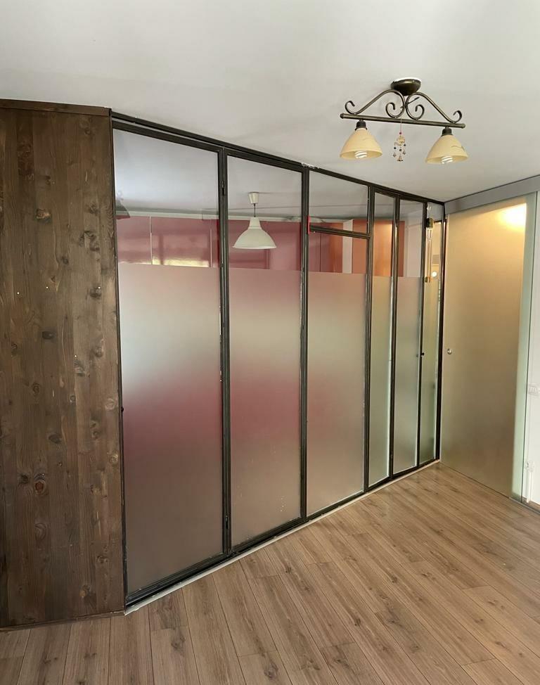 Vand apartament plus curte proprietate