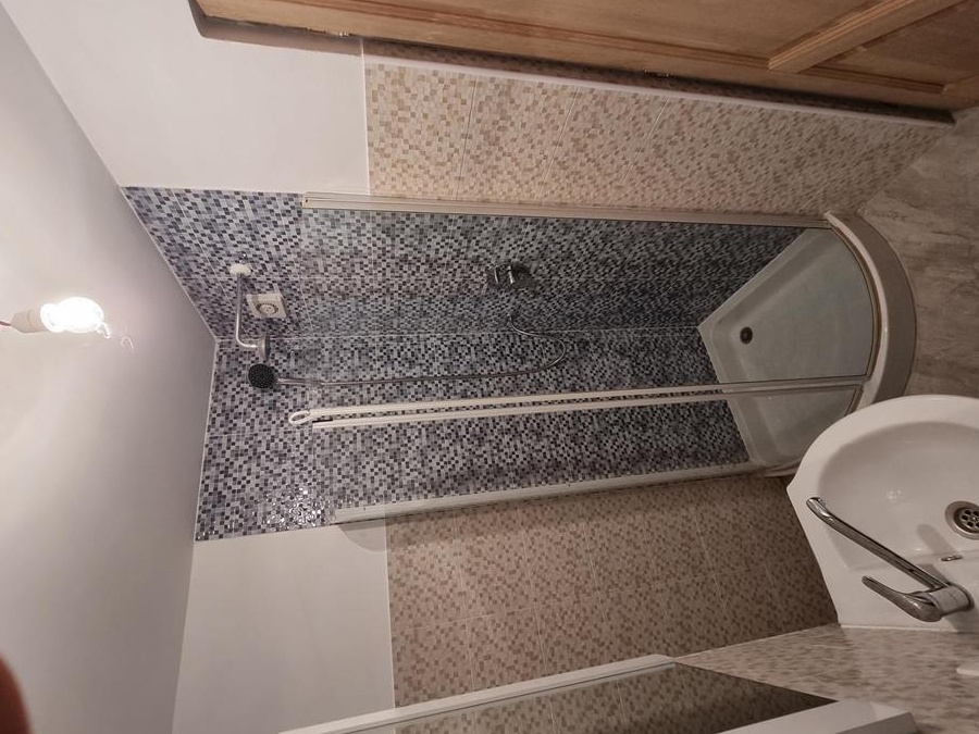 Vand apartament renovat recent
