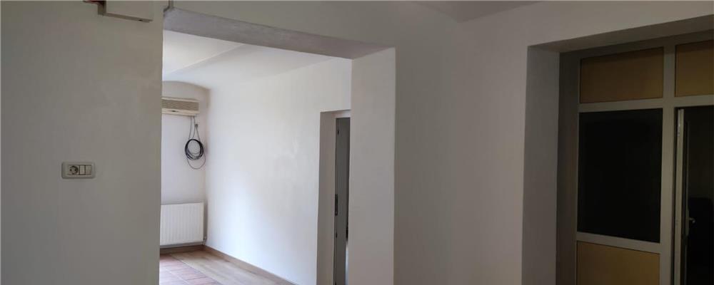 Vand apartment Cu trei camere,baie,bucatarie, str.Ineului,la casa, cu Intrare Din strada