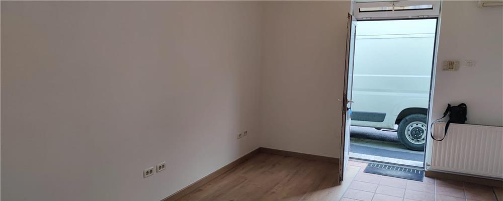 Vand apartment Cu trei camere,baie,bucatarie, str.Ineului,la casa, cu Intrare Din strada