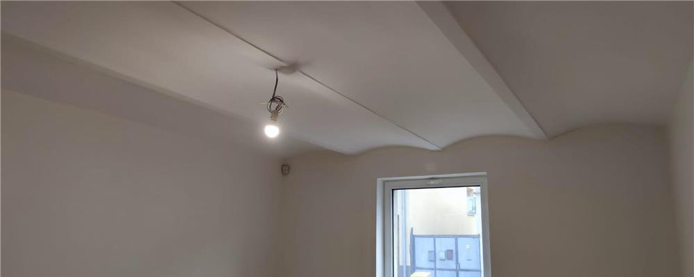 Vand apartment Cu trei camere,baie,bucatarie, str.Ineului,la casa, cu Intrare Din strada