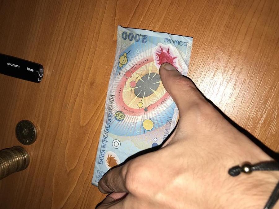 Vand bacnota 2000 lei cu eclipsa
